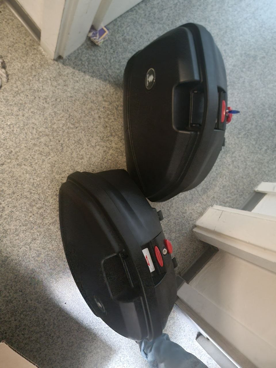 Zwei schwarze Motorrad-Seitenkoffer, links und rechts